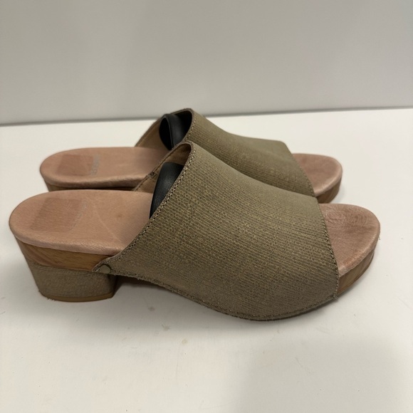Dansko Maci Textured Leather Sandals Taupe Size 39 - Picture 2 of 12